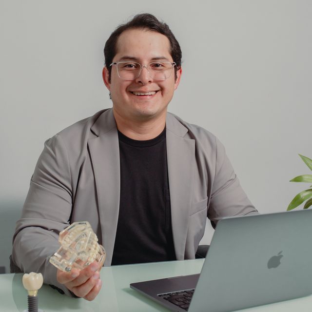 René Rosales Fernández, Cirujano maxilofacial Puebla