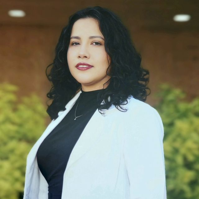 Lorena Berenice Hernandez Hoil, Oncólogo médico Mérida