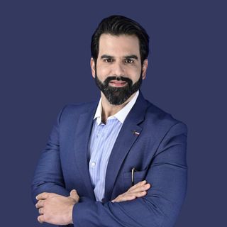 Ampliar imagen: Rolando Ernesto Medina Robainas, Cirujano plástico Cancun