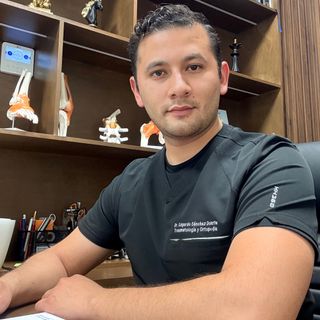 Ampliar imagen: Edgardo Sánchez Duarte, Ortopedista León