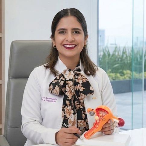 Karla Hernández, Ginecólogo León
