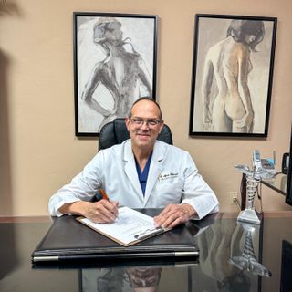 Ampliar imagen: Jose Alfredo Baldenegro Valdez, Cirujano plástico Agua Prieta