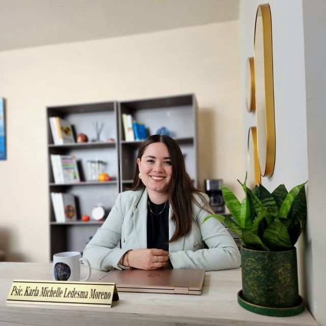 Michelle Ledesma, Psicólogo León