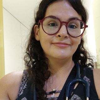 Ampliar imagen: Salyme Paz Manifacio, Internista Jesús María