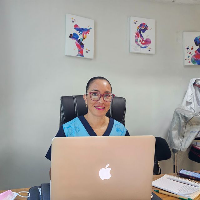 María Elena Martínez Silva, Ginecólogo Morelia