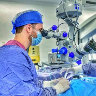 Ampliar imagen: Arturo Muñoz Cornejo, Oftalmólogo León