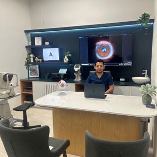 Ampliar imagen: José Manuel Yáñez Ruiz, Oftalmólogo Zapopan