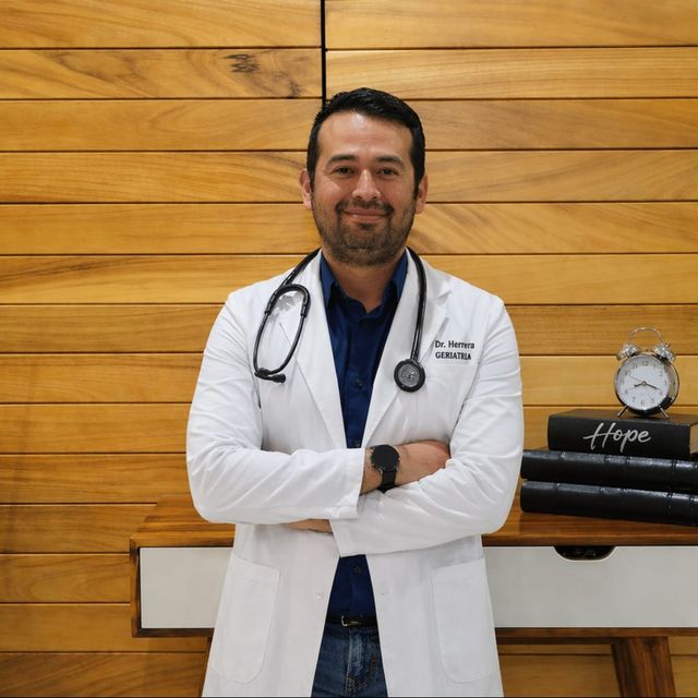 IRAN ESTEBAN HERRERA GOMEZ, Geriatra Ensenada