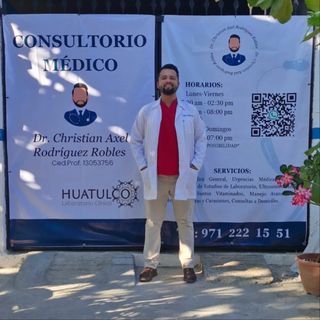 Ampliar imagen: Christian Axel Rodríguez Robles, Médico general Bahias de Huatulco