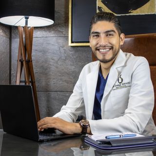 Ampliar imagen: Enrique Serrano Cruz, Otorrinolaringólogo Mérida