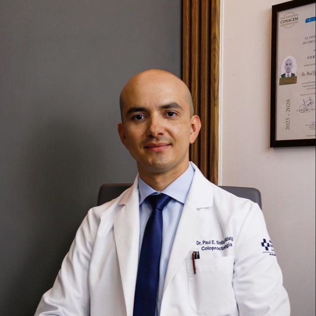 Paúl Solís Hidalgo, Proctólogo León