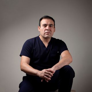 Ampliar imagen: Ernesto Miranda Cervantes, Cirujano plástico Miguel Hidalgo