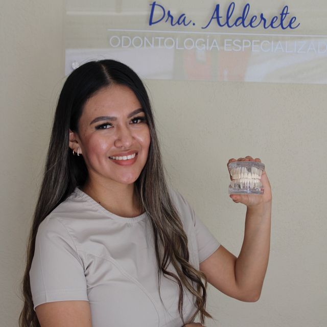 Cintli Alderete Garcia, Dentista - Odontólogo Santiago de Querétaro