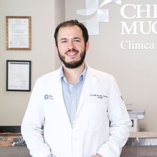 Ampliar imagen: Emilio De León Castorena, Urólogo San Pedro Garza Garcia