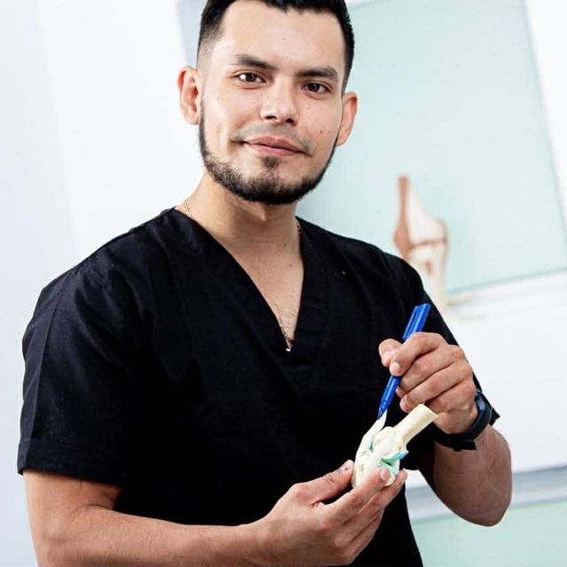 Israel Vega Flores, Traumatólogo Colima