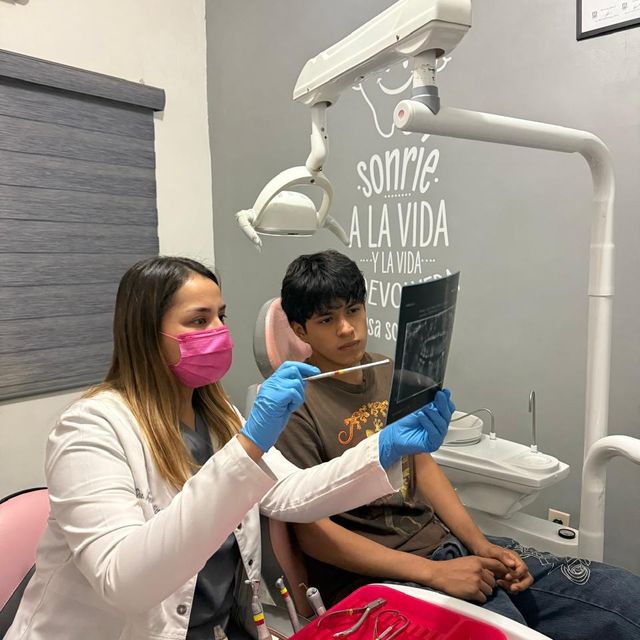 Azalea Villegas Valenzuela, Dentista - Odontólogo Torreon