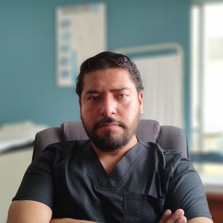 Ampliar imagen: Kent Martinez Rangel, Cirujano general Ciudad de México