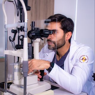 Ampliar imagen: Jesús Armando Otero Martínez, Oftalmólogo Querétaro