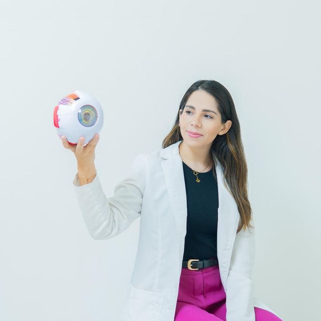 Brenda Manzo, Oftalmólogo Guasave