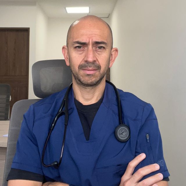 Emmanuel Ernesto Perez Granados, Internista León