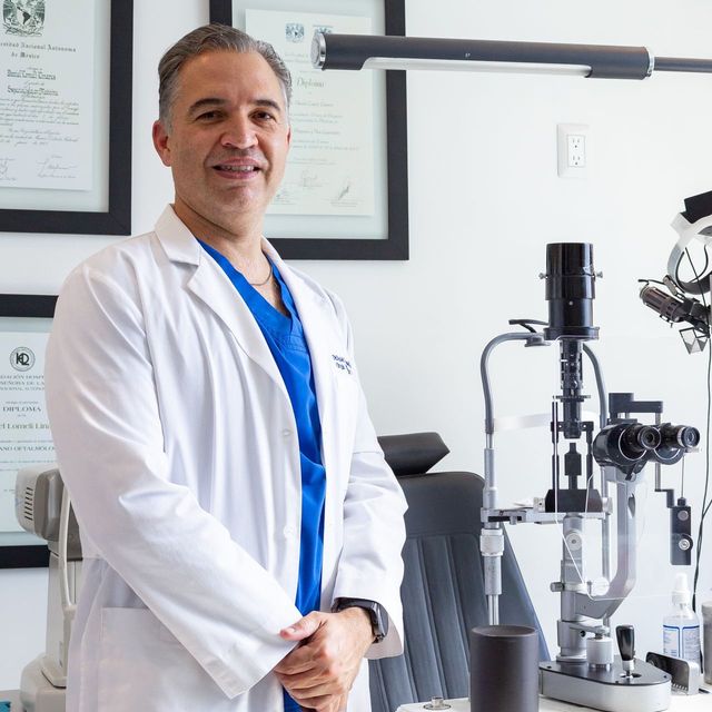 Daniel Lomeli Linares, Oftalmólogo Santiago de Querétaro