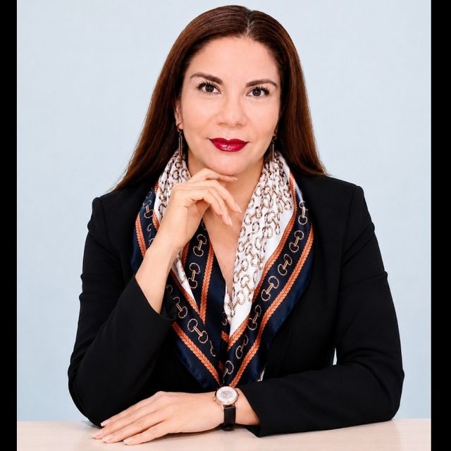  Nina  Hernández