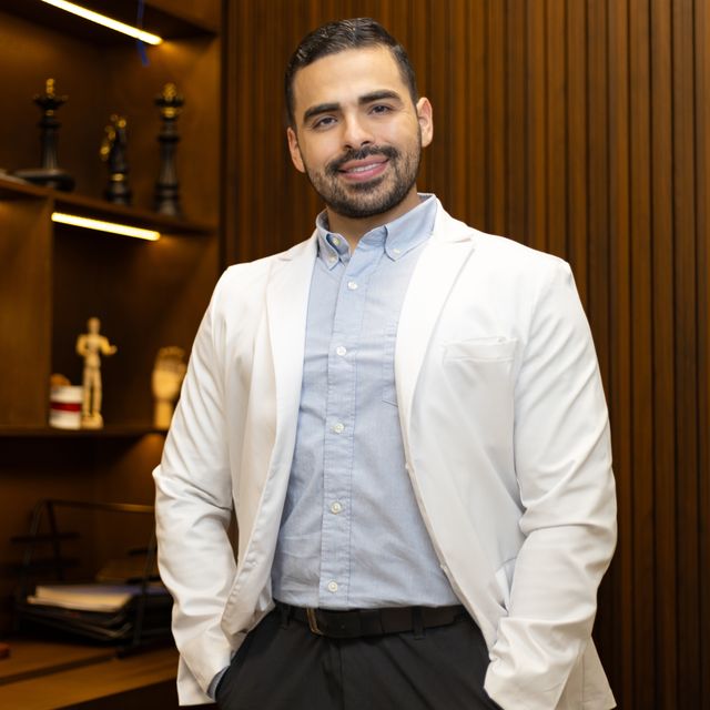 José Martín Flores González, Traumatólogo León