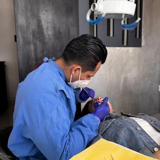 Ampliar imagen: Angel Velazquez, Dentista - Odontólogo Puebla
