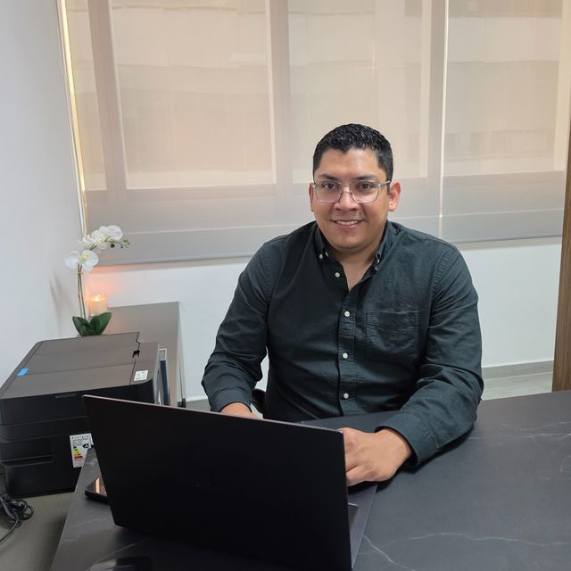 Edgar Alejandro Fernández Álvarez, Ortopedista León