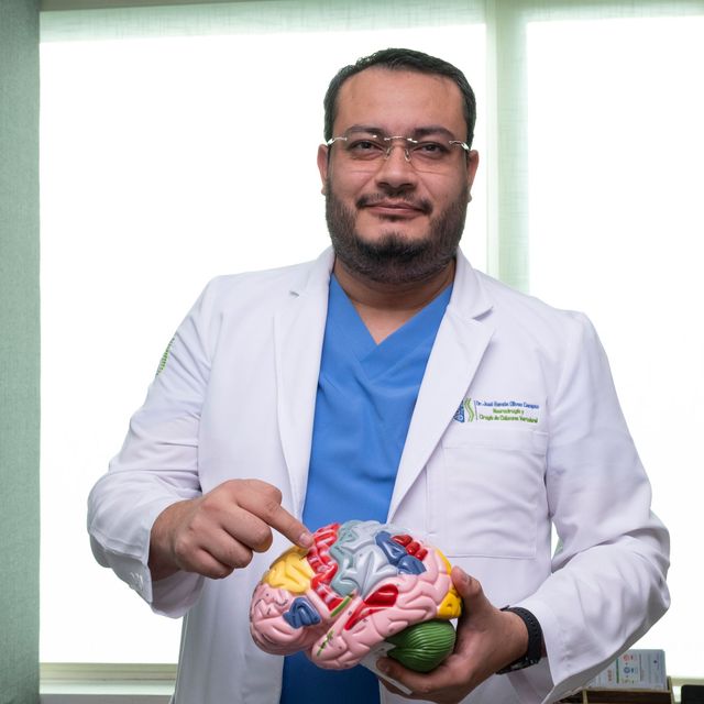 José Ramón Olivas C., Neurocirujano Monterrey