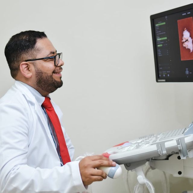 Fernando Cabrales Tejeda, Ginecólogo Tepic