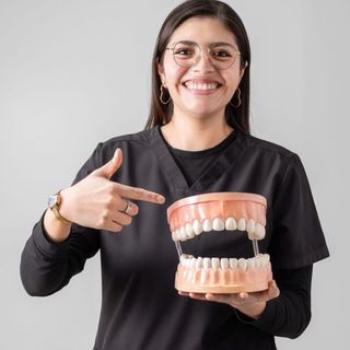Ampliar imagen: Karen Corina Mondragon Serna, Dentista - Odontólogo Ensenada