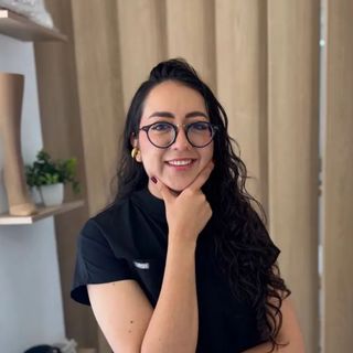 Dafne Medina Terán, Angiólogo León