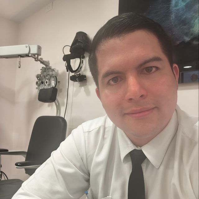 Freddy Andree Campozano Cobeña, Oftalmólogo Morelia