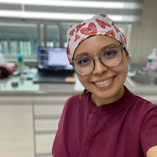 Ana Ivonne Ruiz Medina, Dentista - Odontólogo León