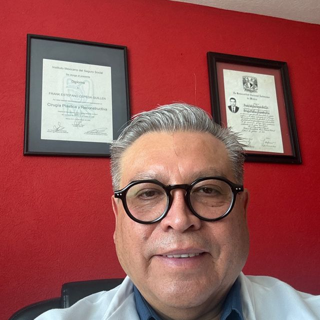 Frank Estéfano Cepeda Guillén, Cirujano plástico Puebla