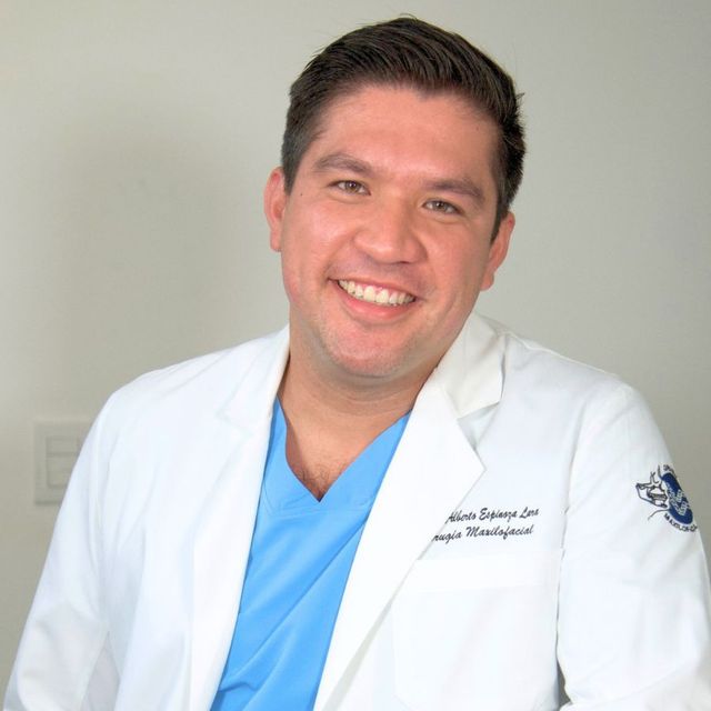 Carlos Alberto Espinoza Lara, Cirujano maxilofacial Veracruz