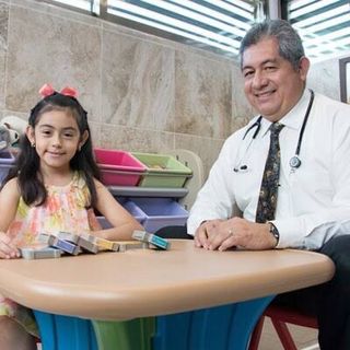 Ampliar imagen: Luis Alonso Gutiérrez Solís, Pediatra Mérida