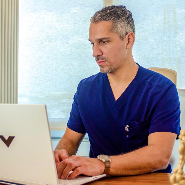 Eduardo Negrete Carballo, Gastroenterólogo Cancun