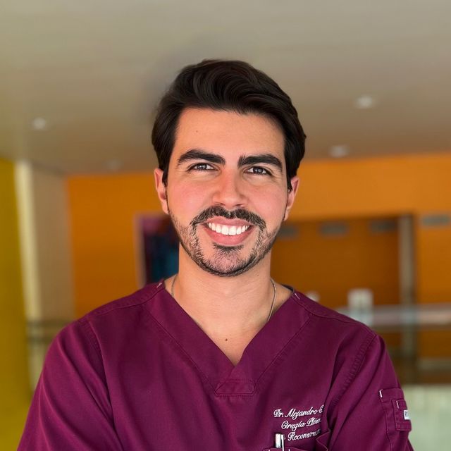 Alejandro Corona Figueroa, Cirujano plástico Ciudad de México