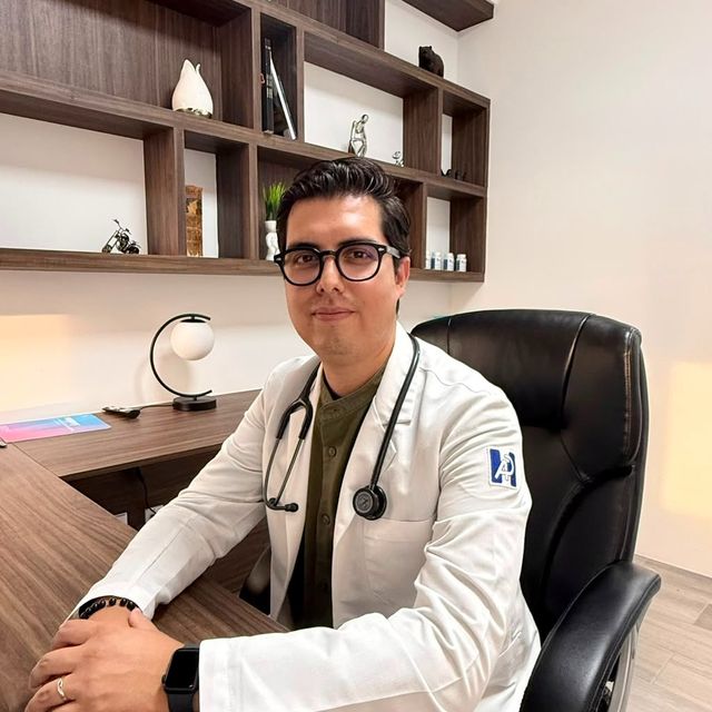 Eduardo Fuentes, Médico general León