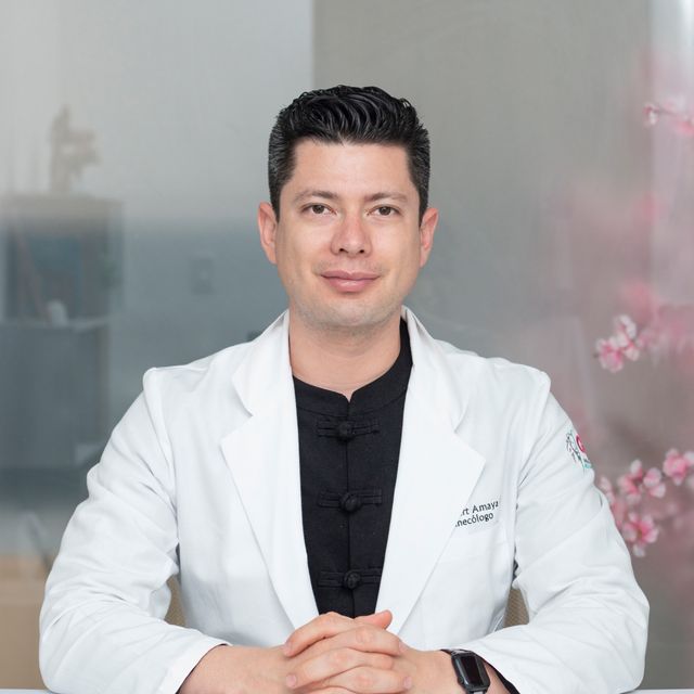 Albert Amaya Flores, Ginecólogo León