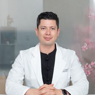 Ampliar imagen: Albert Amaya Flores, Ginecólogo León