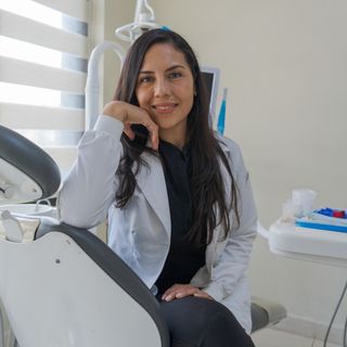 Ampliar imagen: Mónica Leticia  Colores Jiménez, Dentista - Odontólogo Monterrey