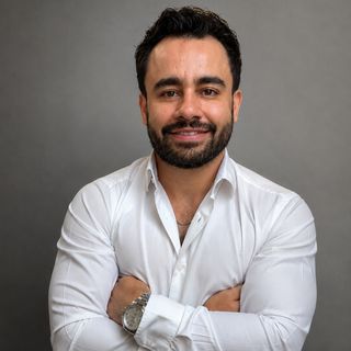 Dr. César Arias Ruiz