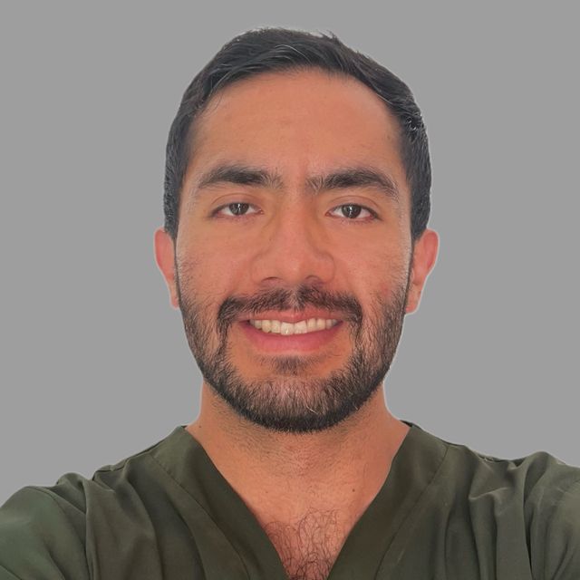 Alejandro Flores Lara, Cirujano maxilofacial Puebla