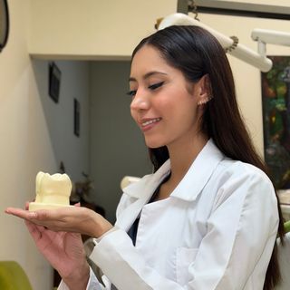 Ampliar imagen: Montserrat Basaldua, Dentista - Odontólogo Saltillo