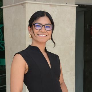 Ampliar imagen: Maely Gaytán, Nefrólogo León