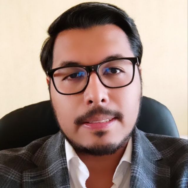 Néstor Misael García Herrera, Cirujano plástico León