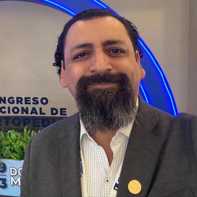 Ernesto Gibrán González, Ortopedista Tepic